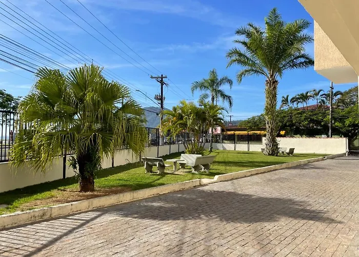 Apartamento Ubatuba, Itaguá, bem localizado, duas vagas de garagem